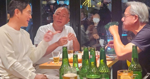 Cửa hàng gà Hàn Quốc “vỡ trận” sau bữa ăn của các tỷ phú