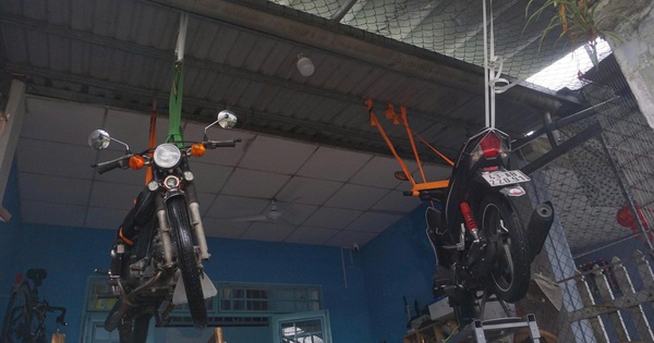 Cận cảnh xe máy treo lên trần nhà, hơn 100 hộ dân buộc phải rời nhà khẩn cấp