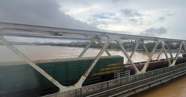 Đường sắt điều hàng loạt tàu trấn giữ cầu Bạch Hổ, Dã Viên ở Huế