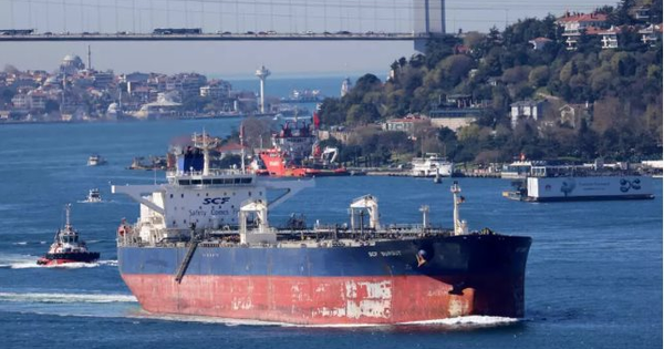 Trước thời hạn trừng phạt của Mỹ, một quốc gia vẫn ùn ùn nhập khẩu dầu Nga