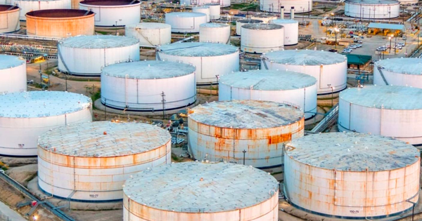 Mỗi ngày rút gần 1 triệu thùng dầu khỏi thị trường toàn cầu trong khi nhiều 'ông lớn' ngừng mua dầu Nga: Láng giềng Việt Nam đang có mục đích gì?