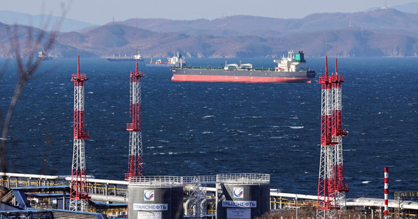 Nga bị 3 khách hàng lớn nhất 'quay lưng', doanh số bán dầu giảm kỷ lục, gần 400 triệu thùng lênh đênh trên biển chưa có ai mua