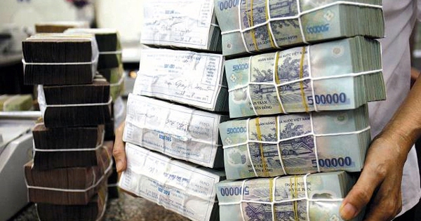 Nhận 2 thùng tiền của nữ doanh nhân, cựu cán bộ TAND Tối cao hầu toà