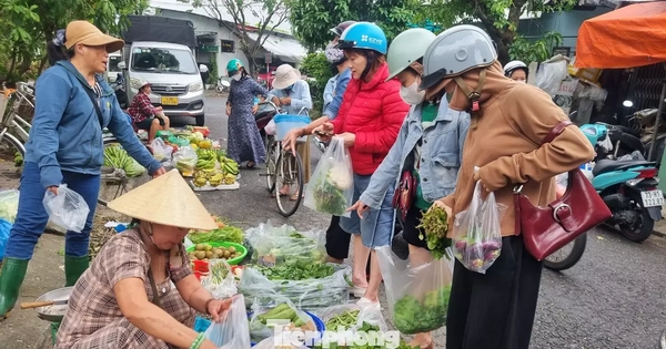 'Mấy hôm nay mua rau đắt hơn cá thịt'