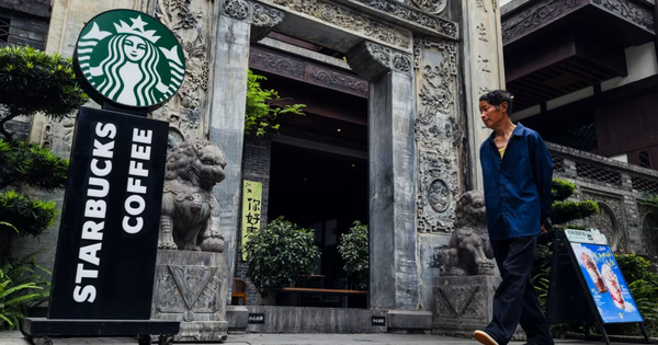Từng cứ 15 giờ lại mở thêm một cửa hàng mới, vì sao Starbucks giờ đây phải bán một phần hoạt động kinh doanh tại Trung Quốc?