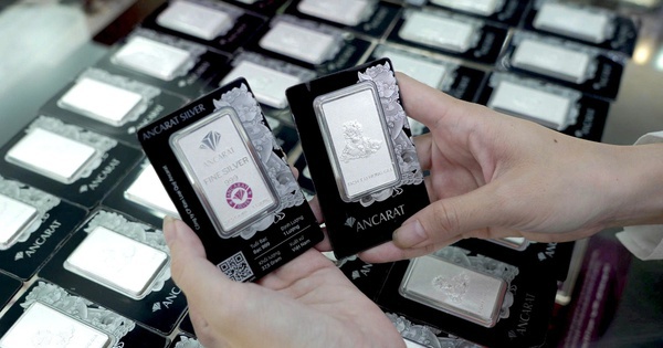 Giá bạc tăng mạnh trở lại