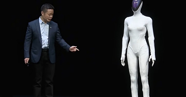 Robot Trung Quốc đi lại mượt mà, bị nghi do người thật "hóa trang": Đoạn video hé lộ sự thật chấn động