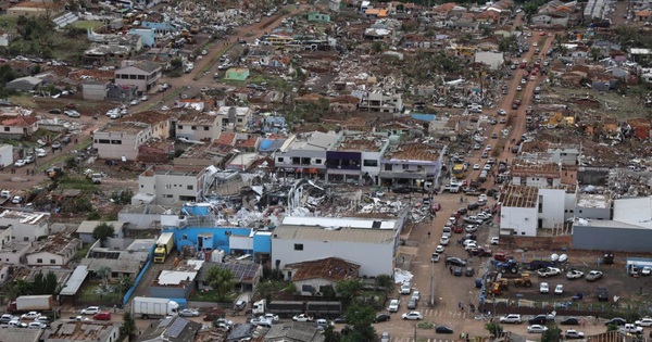 Lốc xoáy “chưa từng có” san bằng 90% thị trấn Brazil