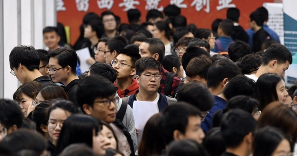 Thạc sĩ tài chính đi bưng lẩu, kỹ sư điện tử đi làm diễn viên quần chúng, tiến sĩ đi rửa bát thuê: Cơn ác mộng mang tên “thừa bằng cấp, thiếu việc làm” ở xứ tỷ dân