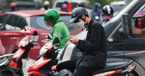 Dùng điện thoại di động khi dừng đèn đỏ có bị xử phạt?