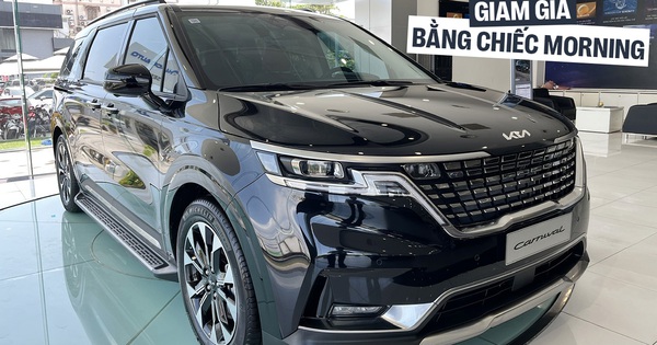 Kia Carnival máy xăng dọn kho giảm giá gần 400 triệu đồng tại đại lý, chạy đều 100km/ngày thì tiền tiết kiệm đủ đổ xăng 6 năm