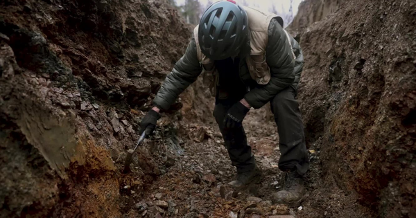 Hứng đòn đau vì Trung Quốc chặn mặt hàng Mỹ không thể sản xuất dù chỉ 1 gram, người dân bỏ qua cả vàng để săn lùng kho báu: Liệu có thoát phụ thuộc Bắc Kinh?