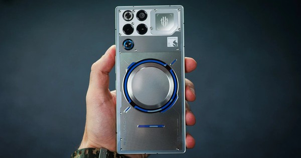 Chuyên gia review: "Lần đầu dùng thử chiếc điện thoại pin 7.500mAh này, tôi quên luôn cả việc cắm sạc"