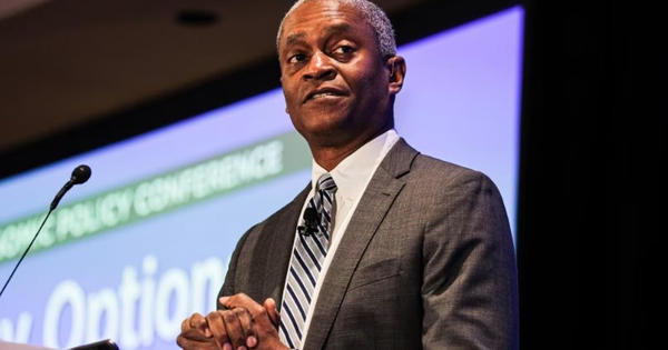 Quan chức ủng hộ không cắt giảm lãi suất bất ngờ tuyên bố rời Fed