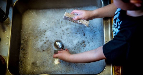 Nhận tin mật rồi đột kích một nhà máy, công an triệt phá đường dây sản xuất nước rửa bát giả, tịch thu 6.000 lít hóa chất cùng hàng loạt bồn chứa, vỏ chai