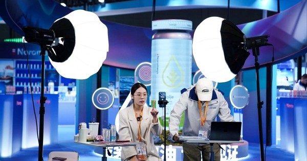 Thất nghiệp, giới trẻ Trung Quốc rải CV săn việc tại nơi không ngờ tới, vừa có thêm thu nhập, vừa mở rộng quan hệ