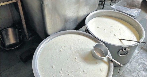 Đột kích một nhà máy lúc 9 giờ tối, công an triệt phá đường dây sản xuất sữa giả từ hóa chất, tịch thu dầu thực vật, sorbitol và máy pha trộn công nghiệp