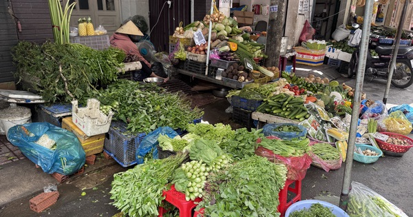 Rau xanh tăng chóng mặt ở chợ bán lẻ, nhiều bà nội trợ thở dài