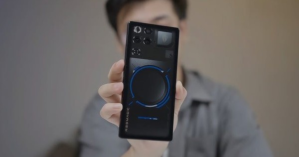 Cây bút công nghệ: "Cầm mẫu điện thoại này đi trên đường, ai cũng phải ngoái lại hỏi tôi máy gì đấy?"