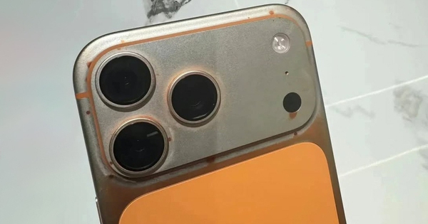 Sự thật iPhone 17 Pro Max “bay màu” sau khi lau bằng khăn ướt