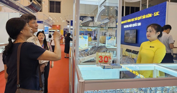 Cuối ngày 17-11, giá vàng giảm, Công ty SJC có thông báo quan trọng về vàng miếng