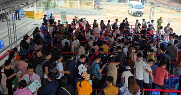 Hàng trăm khách thức đêm chờ mua NƠXH, chủ đầu tư bất ngờ đổi 'chiến thuật'