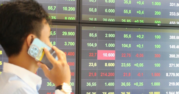 Chứng khoán Việt Nam ngày 18-11 ngược dòng thế giới, cổ phiếu Vingroup tiếp tục tăng