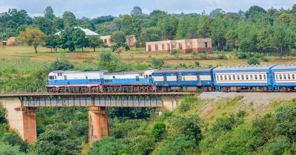 Đang nợ Trung Quốc hơn 4 tỷ USD, một nước nghèo vay thêm 1,4 tỷ USD từ chủ nợ để đại tu đường sắt dài hơn 1.800 km, mở đường cho Bắc Kinh đưa tài nguyên về nước nhanh chóng