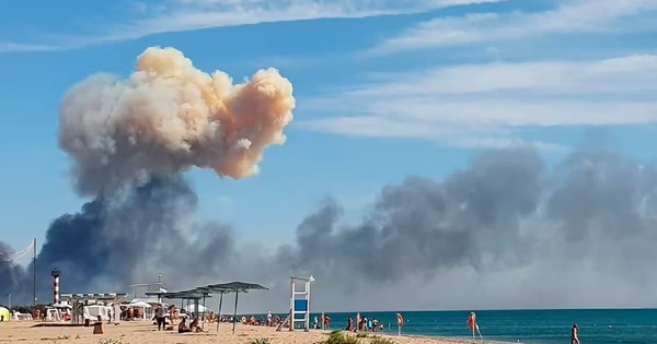 Loạt vụ nổ rung chuyển Crimea, Nga phóng "bão" tên lửa