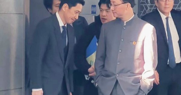 Hình ảnh quan chức Nhật Bản 'cúi đầu' trước người đồng cấp Trung Quốc lan truyền mạnh - Tokyo lên tiếng