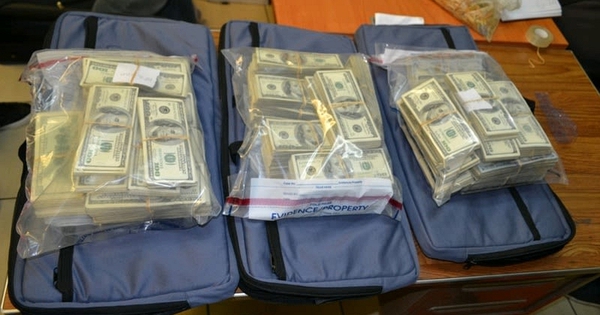 Phát hiện 151 tỷ đồng trong 8 chiếc vali ở sân bay