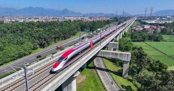 Tỷ phú Phạm Nhật Vượng và tỷ phú Trần Đình Long 'nổ súng' 2 dự án thép vào cùng một ngày