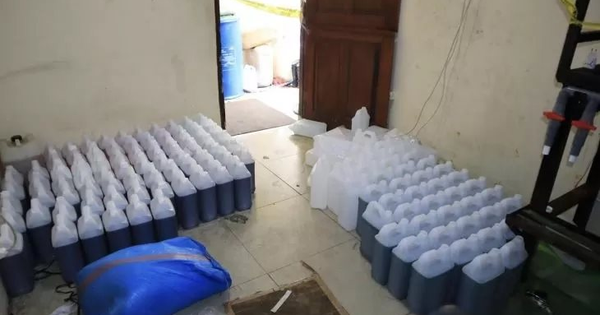 Đột kích một cơ sở in lụa, công an bất ngờ tóm gọn đường dây sản xuất nước giặt giả, tịch thu hàng trăm can nhựa chứa hóa chất cùng máy trộn công nghiệp