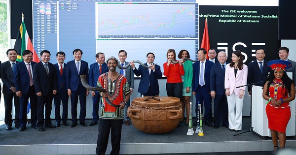 Thủ tướng thăm, làm việc tại thị trường chứng khoán lớn nhất châu Phi