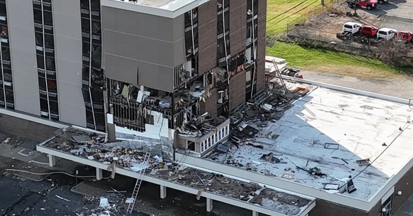 Nổ "kinh hoàng" ở chung cư người cao tuổi của Mỹ, người khuyết tật khổ sở thoát thân