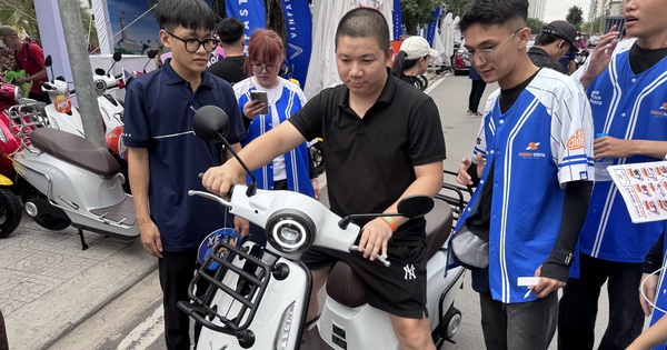 Doanh số xe máy điện tăng chóng mặt