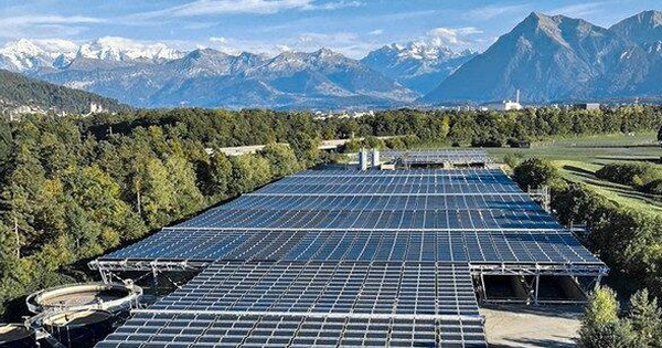 Sáng chế gây bất ngờ giới công nghệ: Mái nhà pin năng lượng mặt trời trải rộng 23.000 m2, dễ dàng gập gọn tránh mưa bão, trở thành kỷ lục thế giới mới