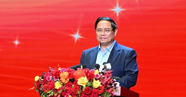 Thủ tướng đề nghị ngành ngân hàng hướng dòng vốn vào các lĩnh vực ưu tiên, tiết giảm chi phí, ứng dụng công nghệ để hạ lãi suất