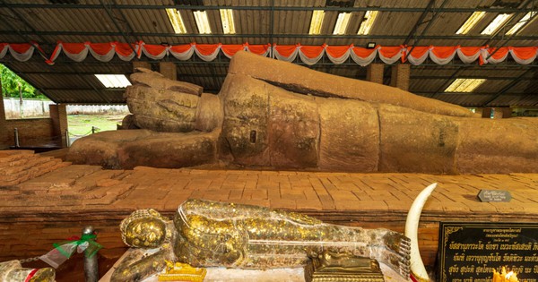 Chuẩn bị hệ thống thoát nước, các công nhân bất ngờ phát hiện kho báu bí ẩn nằm dưới bức tượng Phật 1.300 năm tuổi