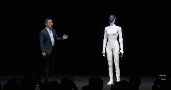 Làm robot quá giống người, hãng xe điện Trung Quốc phải 'bóc chân' robot trực tiếp trên sân khấu để chứng minh