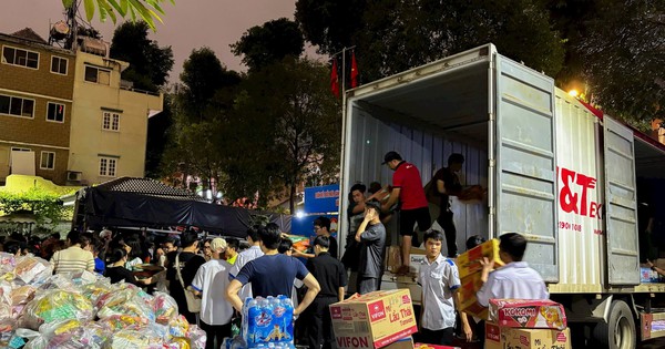 Xuyên đêm lên hàng - Mong bà con vùng lũ thêm vững vàng