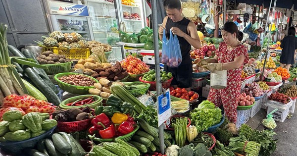 Giá rau xanh Hà Nội vẫn “neo cao”