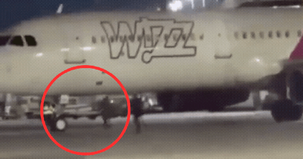 Đến chậm giờ, hành khách chạy đuổi theo máy bay đòi vào bằng được