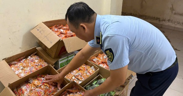 Phát hiện số lượng lớn bánh kẹo bán Tết không rõ xuất xứ