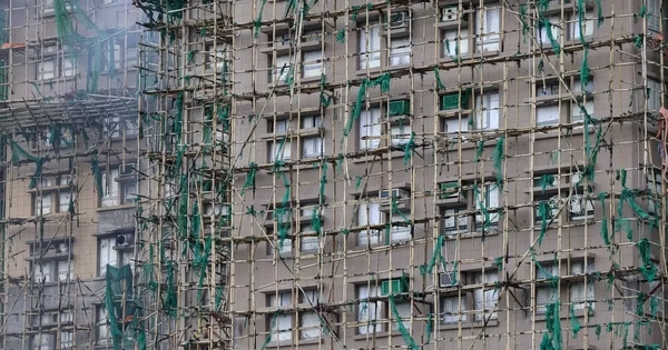 Vì sao đô thị hiện đại Hồng Kông (Trung Quốc) vẫn sử dụng giàn giáo tre trong xây dựng?