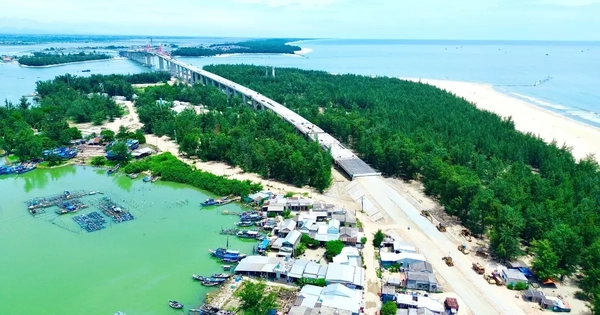 Vì sao công trình cầu vượt cửa biển dài nhất miền Trung chưa thể thông xe toàn tuyến?