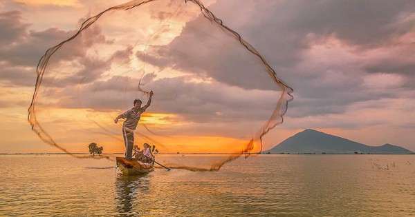 Góc nhìn chuyên gia: VN-Index hướng tới mốc 1.700 điểm, "săn" cơ hội tại một số nhóm cổ phiếu dẫn dắt đang được chiết khấu tốt