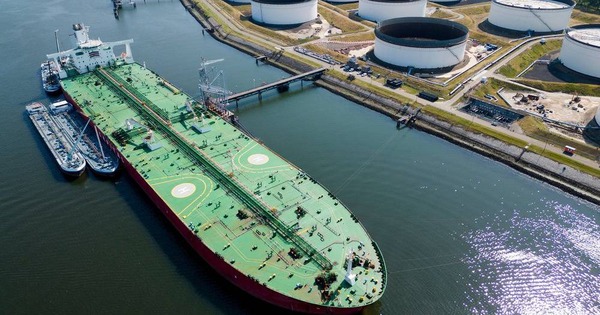 Giá tàu chở dầu tăng gần 600%, chuyện gì đang xảy ra?