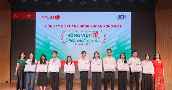 Chứng khoán Rồng Việt trao nửa tỷ đồng học bổng cho sinh viên 12 trường đại học