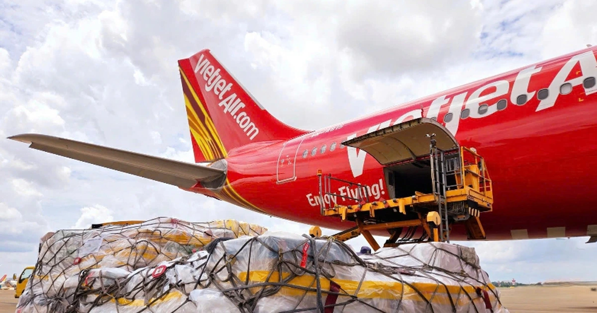 Cá nhân, tổ chức gửi hàng cứu trợ miền Trung có thể gọi hotline của Vietjet
